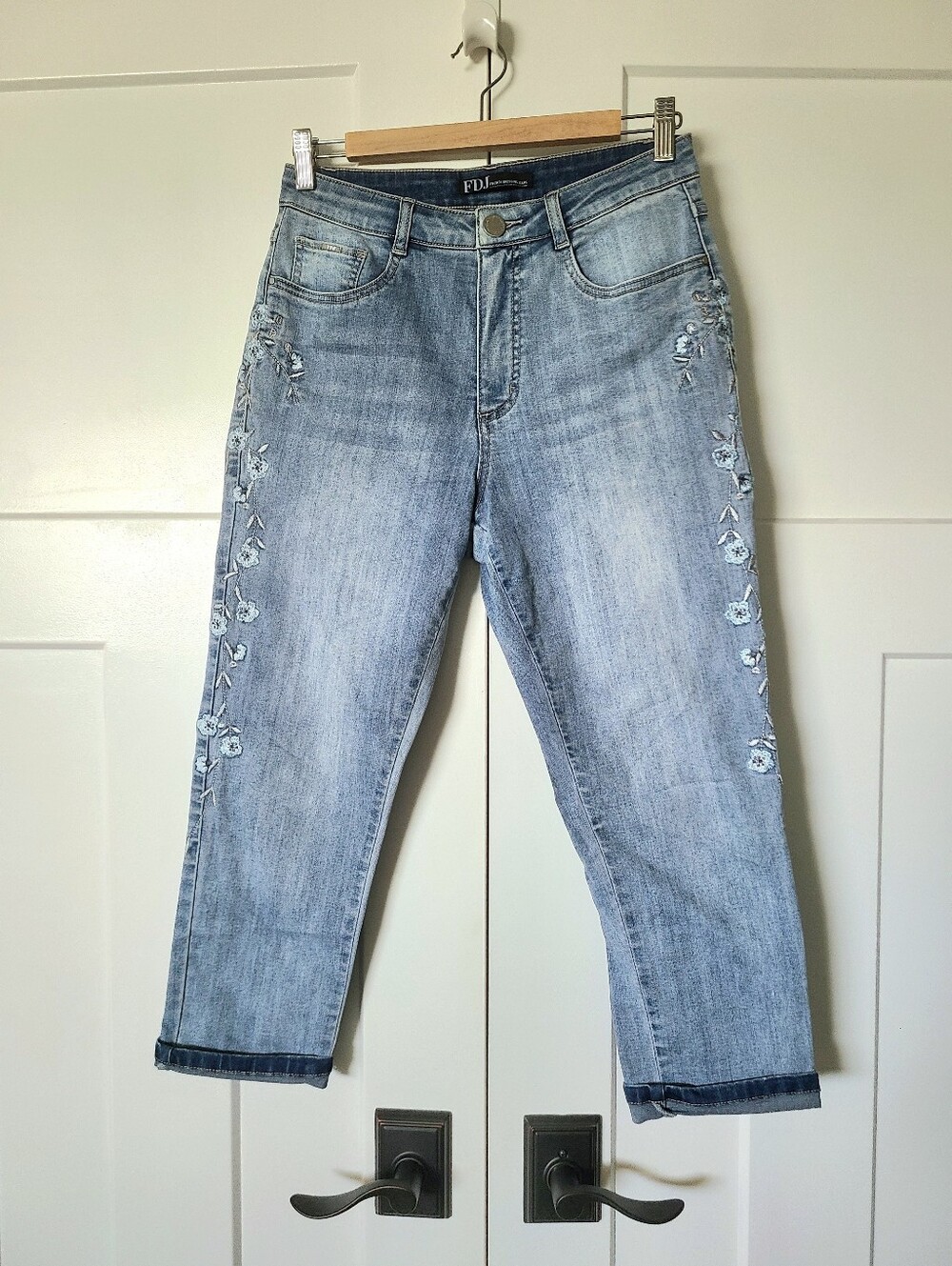 FDJ Capris w. Floral Embroidery